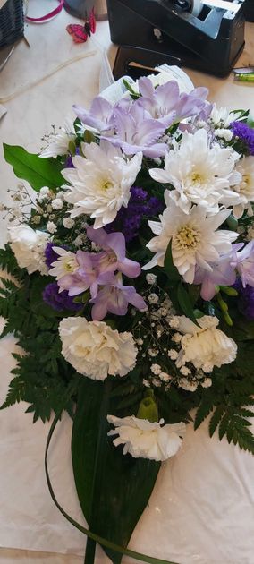 Violetteja ja valkoisia kukkia